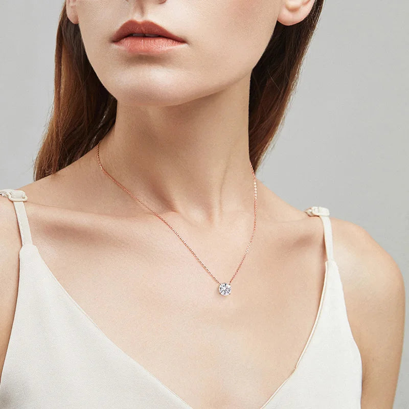 Smyoue rose gold necklace with round pendant worn on model—elegant minimalist jewelry for everyday fashion and gifting